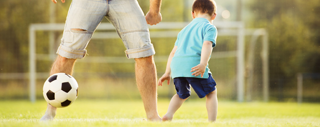 Папы играют в футбол. Отец и сын футбол. Папа и ребенок с мячом. Ребенок и папа футбол. Родители и дети футбол.