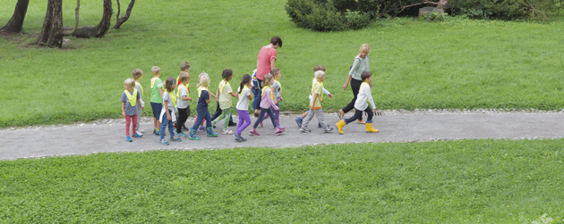 groupe enfants marche