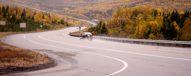 route sinueuse au Saguenay Lac-Saint-Jean un jour de pluie